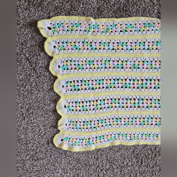Vintage 1988 Crochet Baby Blanket 50 X 33 Unisex Colors Scalloped Edges Wrap - Picture 7 of 9